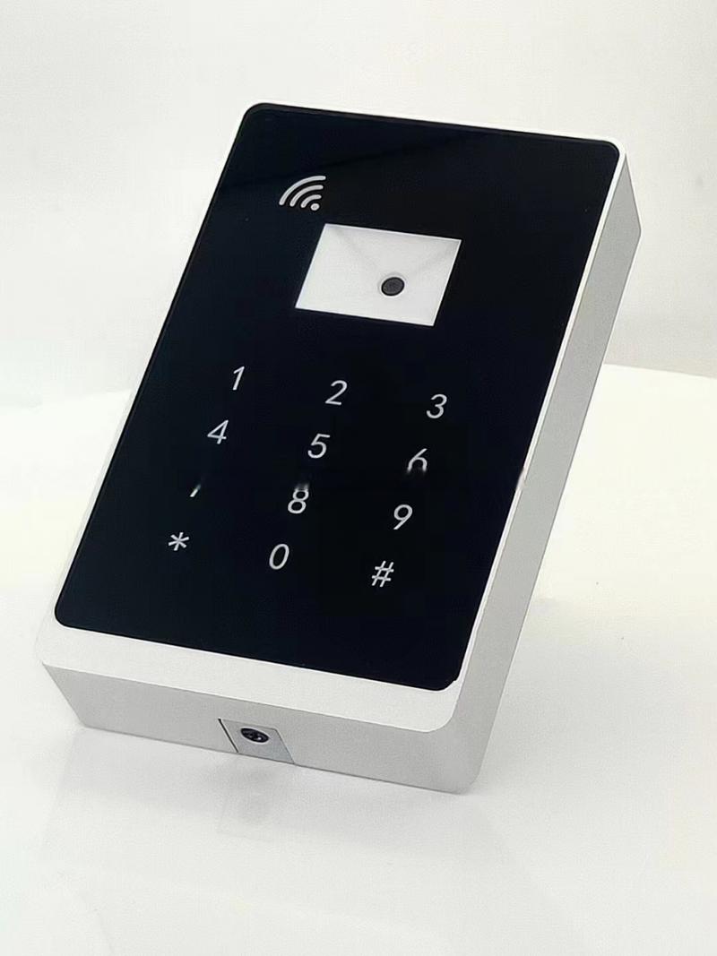 门禁读卡器通常以固定频率向外发出电磁波,当感应卡进入读卡器13